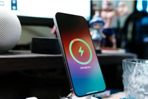 新竹镇苹果15换屏服务分享用什么充电器给iPhone15充电更好 